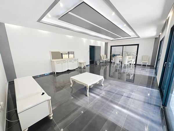 Maison spacieuse et lumineuse , garage et  sous-sol