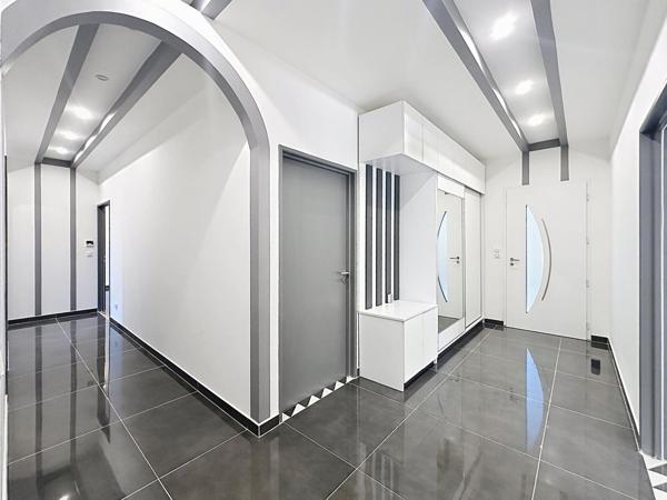 Maison spacieuse et lumineuse , garage et  sous-sol