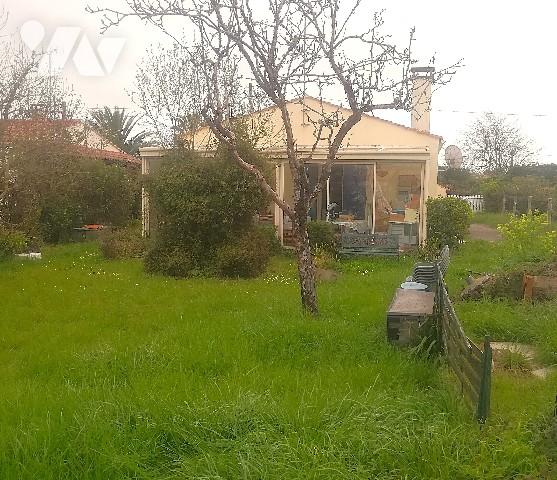 A environ 800 m de l'océan, maison de plain-pied des années 70 non mitoyenne à rénover avec jardin.