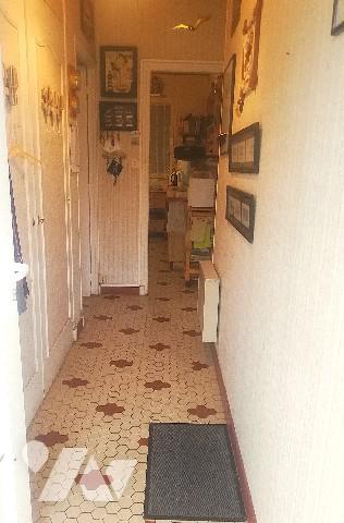 A environ 800 m de l'océan, maison de plain-pied des années 70 non mitoyenne à rénover avec jardin.