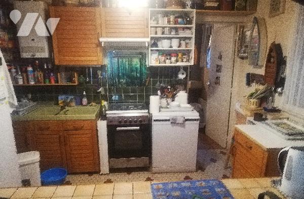 A environ 800 m de l'océan, maison de plain-pied des années 70 non mitoyenne à rénover avec jardin.