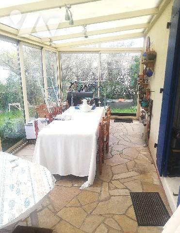 A environ 800 m de l'océan, maison de plain-pied des années 70 non mitoyenne à rénover avec jardin.