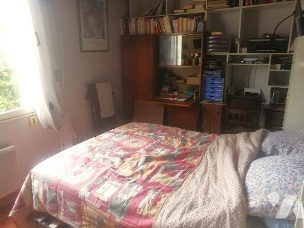 A environ 800 m de l'océan, maison de plain-pied des années 70 non mitoyenne à rénover avec jardin.