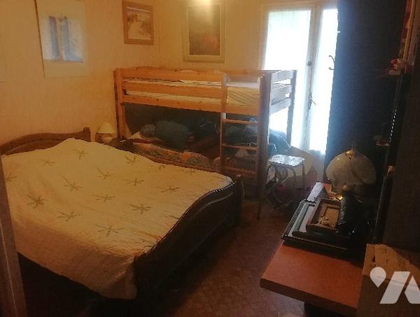 A environ 800 m de l'océan, maison de plain-pied des années 70 non mitoyenne à rénover avec jardin.