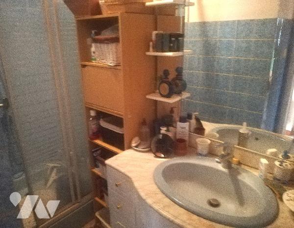 A environ 800 m de l'océan, maison de plain-pied des années 70 non mitoyenne à rénover avec jardin.