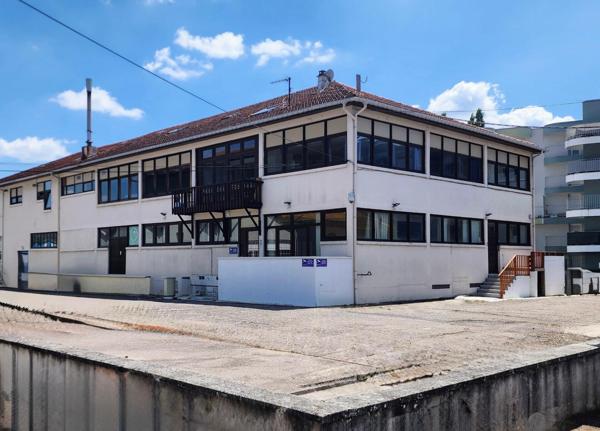 Immeuble à usage mixte habitation / professionnel