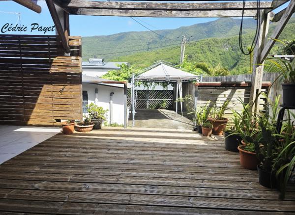 Maison à F4 + UN grand T1 a vendre LES MAKES (974)