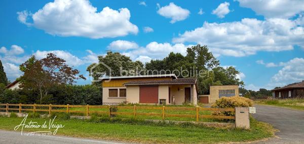 Cette maison de campagne située dans un environnement calme offre un cadre de vie idéal pour ceux qui recherchent espace, nature et tranquillité. Avec ses 3 chambres, ses dépendances, ses deux garages et son terrain d'environ 3 233 m², elle réunit tous les atouts d’une propriété recherchée.
⭐ Points forts de la propriété
•	Maison de campagne spacieuse avec fort potentiel
•	Salon séjour lumineux avec vue dégagée
•	Trois chambres confortables
•	Cuisine indépendante
•	Salle de bain fonctionnelle
•	Buanderie + cave
•	Deux garages, parfaits pour stockage ou atelier
•	Terrain constructible de 3 233 m², idéal pour jardin, loisirs ou projets extérieurs
🏠 Description détaillée de la maison
Cette maison de campagne se distingue par son salon séjour chaleureux, baigné de lumière naturelle. La cuisine indépendante offre de nombreuses possibilités d’aménagement pour créer un espace moderne et convivial.
La partie nuit comprend trois chambres, parfaites pour une famille, un projet locatif ou un espace de télétravail. Les annexes — buanderie, cave et double garage — apportent un confort supplémentaire très recherché.
À l’extérieur, le terrain de 3 233 m² permet d’imaginer un jardin paysager, une terrasse, un potager ou même une piscine selon les envies.
