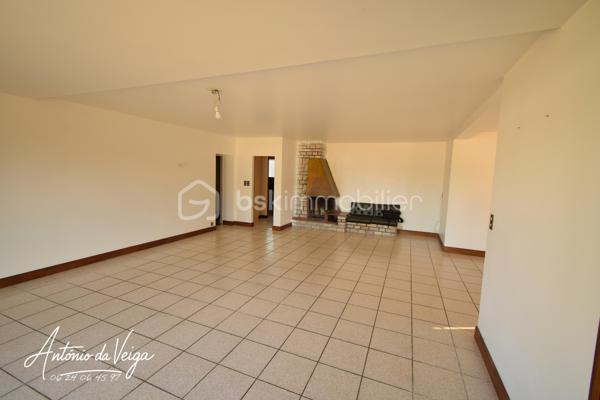 Cette maison de campagne située dans un environnement calme offre un cadre de vie idéal pour ceux qui recherchent espace, nature et tranquillité. Avec ses 3 chambres, ses dépendances, ses deux garages et son terrain d'environ 3 233 m², elle réunit tous les atouts d’une propriété recherchée.
⭐ Points forts de la propriété
•	Maison de campagne spacieuse avec fort potentiel
•	Salon séjour lumineux avec vue dégagée
•	Trois chambres confortables
•	Cuisine indépendante
•	Salle de bain fonctionnelle
•	Buanderie + cave
•	Deux garages, parfaits pour stockage ou atelier
•	Terrain constructible de 3 233 m², idéal pour jardin, loisirs ou projets extérieurs
🏠 Description détaillée de la maison
Cette maison de campagne se distingue par son salon séjour chaleureux, baigné de lumière naturelle. La cuisine indépendante offre de nombreuses possibilités d’aménagement pour créer un espace moderne et convivial.
La partie nuit comprend trois chambres, parfaites pour une famille, un projet locatif ou un espace de télétravail. Les annexes — buanderie, cave et double garage — apportent un confort supplémentaire très recherché.
À l’extérieur, le terrain de 3 233 m² permet d’imaginer un jardin paysager, une terrasse, un potager ou même une piscine selon les envies.