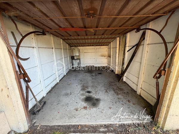 Cette maison de campagne située dans un environnement calme offre un cadre de vie idéal pour ceux qui recherchent espace, nature et tranquillité. Avec ses 3 chambres, ses dépendances, ses deux garages et son terrain d'environ 3 233 m², elle réunit tous les atouts d’une propriété recherchée.
⭐ Points forts de la propriété
•	Maison de campagne spacieuse avec fort potentiel
•	Salon séjour lumineux avec vue dégagée
•	Trois chambres confortables
•	Cuisine indépendante
•	Salle de bain fonctionnelle
•	Buanderie + cave
•	Deux garages, parfaits pour stockage ou atelier
•	Terrain constructible de 3 233 m², idéal pour jardin, loisirs ou projets extérieurs
🏠 Description détaillée de la maison
Cette maison de campagne se distingue par son salon séjour chaleureux, baigné de lumière naturelle. La cuisine indépendante offre de nombreuses possibilités d’aménagement pour créer un espace moderne et convivial.
La partie nuit comprend trois chambres, parfaites pour une famille, un projet locatif ou un espace de télétravail. Les annexes — buanderie, cave et double garage — apportent un confort supplémentaire très recherché.
À l’extérieur, le terrain de 3 233 m² permet d’imaginer un jardin paysager, une terrasse, un potager ou même une piscine selon les envies.