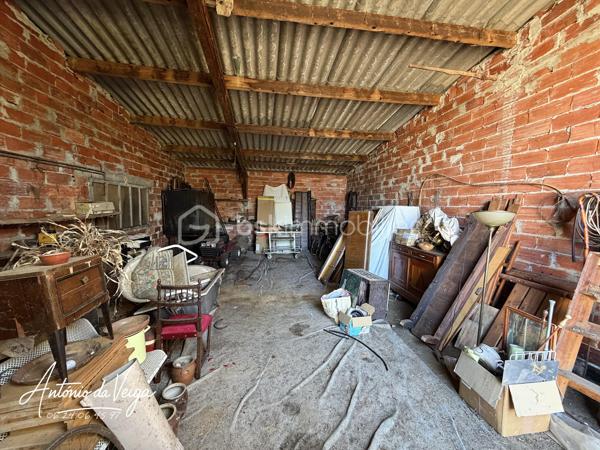 Cette maison de campagne située dans un environnement calme offre un cadre de vie idéal pour ceux qui recherchent espace, nature et tranquillité. Avec ses 3 chambres, ses dépendances, ses deux garages et son terrain d'environ 3 233 m², elle réunit tous les atouts d’une propriété recherchée.
⭐ Points forts de la propriété
•	Maison de campagne spacieuse avec fort potentiel
•	Salon séjour lumineux avec vue dégagée
•	Trois chambres confortables
•	Cuisine indépendante
•	Salle de bain fonctionnelle
•	Buanderie + cave
•	Deux garages, parfaits pour stockage ou atelier
•	Terrain constructible de 3 233 m², idéal pour jardin, loisirs ou projets extérieurs
🏠 Description détaillée de la maison
Cette maison de campagne se distingue par son salon séjour chaleureux, baigné de lumière naturelle. La cuisine indépendante offre de nombreuses possibilités d’aménagement pour créer un espace moderne et convivial.
La partie nuit comprend trois chambres, parfaites pour une famille, un projet locatif ou un espace de télétravail. Les annexes — buanderie, cave et double garage — apportent un confort supplémentaire très recherché.
À l’extérieur, le terrain de 3 233 m² permet d’imaginer un jardin paysager, une terrasse, un potager ou même une piscine selon les envies.