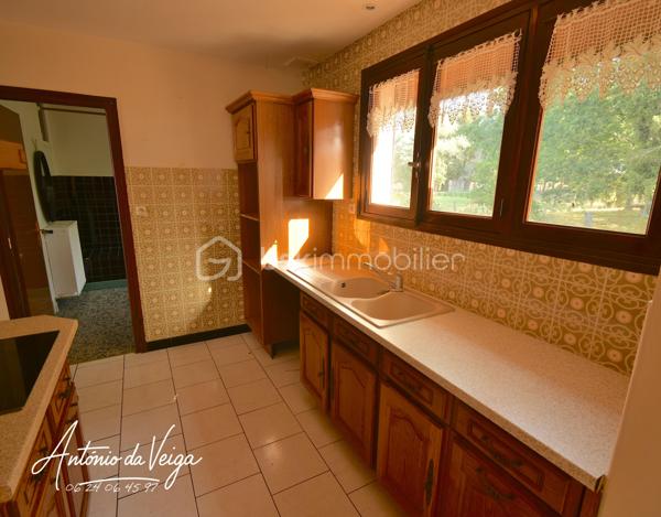 Cette maison de campagne située dans un environnement calme offre un cadre de vie idéal pour ceux qui recherchent espace, nature et tranquillité. Avec ses 3 chambres, ses dépendances, ses deux garages et son terrain d'environ 3 233 m², elle réunit tous les atouts d’une propriété recherchée.
⭐ Points forts de la propriété
•	Maison de campagne spacieuse avec fort potentiel
•	Salon séjour lumineux avec vue dégagée
•	Trois chambres confortables
•	Cuisine indépendante
•	Salle de bain fonctionnelle
•	Buanderie + cave
•	Deux garages, parfaits pour stockage ou atelier
•	Terrain constructible de 3 233 m², idéal pour jardin, loisirs ou projets extérieurs
🏠 Description détaillée de la maison
Cette maison de campagne se distingue par son salon séjour chaleureux, baigné de lumière naturelle. La cuisine indépendante offre de nombreuses possibilités d’aménagement pour créer un espace moderne et convivial.
La partie nuit comprend trois chambres, parfaites pour une famille, un projet locatif ou un espace de télétravail. Les annexes — buanderie, cave et double garage — apportent un confort supplémentaire très recherché.
À l’extérieur, le terrain de 3 233 m² permet d’imaginer un jardin paysager, une terrasse, un potager ou même une piscine selon les envies.