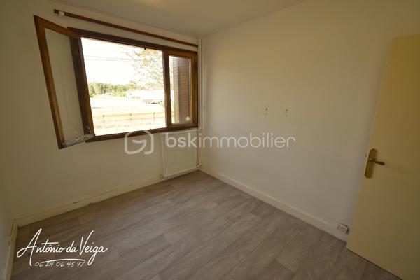 Cette maison de campagne située dans un environnement calme offre un cadre de vie idéal pour ceux qui recherchent espace, nature et tranquillité. Avec ses 3 chambres, ses dépendances, ses deux garages et son terrain d'environ 3 233 m², elle réunit tous les atouts d’une propriété recherchée.
⭐ Points forts de la propriété
•	Maison de campagne spacieuse avec fort potentiel
•	Salon séjour lumineux avec vue dégagée
•	Trois chambres confortables
•	Cuisine indépendante
•	Salle de bain fonctionnelle
•	Buanderie + cave
•	Deux garages, parfaits pour stockage ou atelier
•	Terrain constructible de 3 233 m², idéal pour jardin, loisirs ou projets extérieurs
🏠 Description détaillée de la maison
Cette maison de campagne se distingue par son salon séjour chaleureux, baigné de lumière naturelle. La cuisine indépendante offre de nombreuses possibilités d’aménagement pour créer un espace moderne et convivial.
La partie nuit comprend trois chambres, parfaites pour une famille, un projet locatif ou un espace de télétravail. Les annexes — buanderie, cave et double garage — apportent un confort supplémentaire très recherché.
À l’extérieur, le terrain de 3 233 m² permet d’imaginer un jardin paysager, une terrasse, un potager ou même une piscine selon les envies.