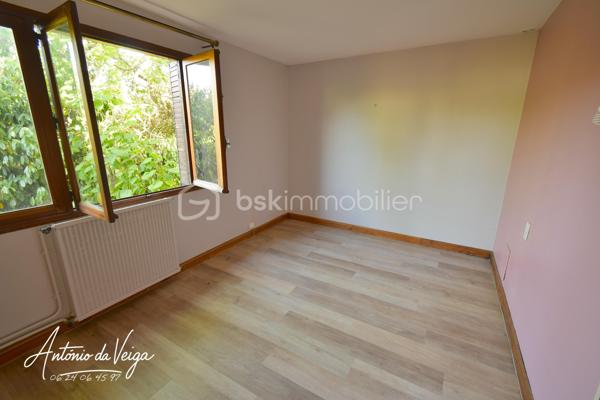 Cette maison de campagne située dans un environnement calme offre un cadre de vie idéal pour ceux qui recherchent espace, nature et tranquillité. Avec ses 3 chambres, ses dépendances, ses deux garages et son terrain d'environ 3 233 m², elle réunit tous les atouts d’une propriété recherchée.
⭐ Points forts de la propriété
•	Maison de campagne spacieuse avec fort potentiel
•	Salon séjour lumineux avec vue dégagée
•	Trois chambres confortables
•	Cuisine indépendante
•	Salle de bain fonctionnelle
•	Buanderie + cave
•	Deux garages, parfaits pour stockage ou atelier
•	Terrain constructible de 3 233 m², idéal pour jardin, loisirs ou projets extérieurs
🏠 Description détaillée de la maison
Cette maison de campagne se distingue par son salon séjour chaleureux, baigné de lumière naturelle. La cuisine indépendante offre de nombreuses possibilités d’aménagement pour créer un espace moderne et convivial.
La partie nuit comprend trois chambres, parfaites pour une famille, un projet locatif ou un espace de télétravail. Les annexes — buanderie, cave et double garage — apportent un confort supplémentaire très recherché.
À l’extérieur, le terrain de 3 233 m² permet d’imaginer un jardin paysager, une terrasse, un potager ou même une piscine selon les envies.