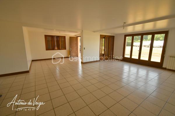 Cette maison de campagne située dans un environnement calme offre un cadre de vie idéal pour ceux qui recherchent espace, nature et tranquillité. Avec ses 3 chambres, ses dépendances, ses deux garages et son terrain d'environ 3 233 m², elle réunit tous les atouts d’une propriété recherchée.
⭐ Points forts de la propriété
•	Maison de campagne spacieuse avec fort potentiel
•	Salon séjour lumineux avec vue dégagée
•	Trois chambres confortables
•	Cuisine indépendante
•	Salle de bain fonctionnelle
•	Buanderie + cave
•	Deux garages, parfaits pour stockage ou atelier
•	Terrain constructible de 3 233 m², idéal pour jardin, loisirs ou projets extérieurs
🏠 Description détaillée de la maison
Cette maison de campagne se distingue par son salon séjour chaleureux, baigné de lumière naturelle. La cuisine indépendante offre de nombreuses possibilités d’aménagement pour créer un espace moderne et convivial.
La partie nuit comprend trois chambres, parfaites pour une famille, un projet locatif ou un espace de télétravail. Les annexes — buanderie, cave et double garage — apportent un confort supplémentaire très recherché.
À l’extérieur, le terrain de 3 233 m² permet d’imaginer un jardin paysager, une terrasse, un potager ou même une piscine selon les envies.