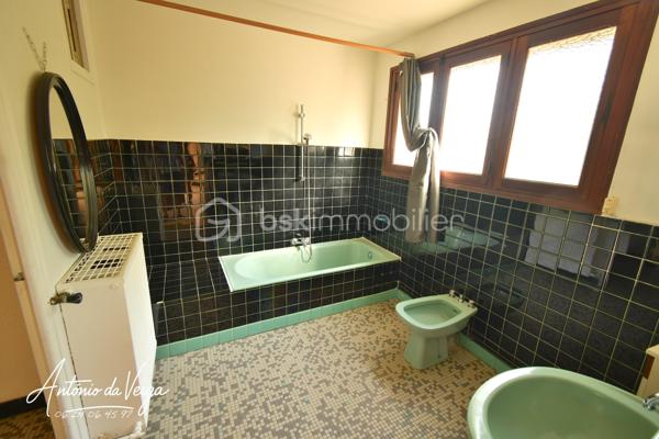 Cette maison de campagne située dans un environnement calme offre un cadre de vie idéal pour ceux qui recherchent espace, nature et tranquillité. Avec ses 3 chambres, ses dépendances, ses deux garages et son terrain d'environ 3 233 m², elle réunit tous les atouts d’une propriété recherchée.
⭐ Points forts de la propriété
•	Maison de campagne spacieuse avec fort potentiel
•	Salon séjour lumineux avec vue dégagée
•	Trois chambres confortables
•	Cuisine indépendante
•	Salle de bain fonctionnelle
•	Buanderie + cave
•	Deux garages, parfaits pour stockage ou atelier
•	Terrain constructible de 3 233 m², idéal pour jardin, loisirs ou projets extérieurs
🏠 Description détaillée de la maison
Cette maison de campagne se distingue par son salon séjour chaleureux, baigné de lumière naturelle. La cuisine indépendante offre de nombreuses possibilités d’aménagement pour créer un espace moderne et convivial.
La partie nuit comprend trois chambres, parfaites pour une famille, un projet locatif ou un espace de télétravail. Les annexes — buanderie, cave et double garage — apportent un confort supplémentaire très recherché.
À l’extérieur, le terrain de 3 233 m² permet d’imaginer un jardin paysager, une terrasse, un potager ou même une piscine selon les envies.