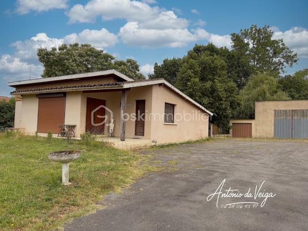 Cette maison de campagne située dans un environnement calme offre un cadre de vie idéal pour ceux qui recherchent espace, nature et tranquillité. Avec ses 3 chambres, ses dépendances, ses deux garages et son terrain d'environ 3 233 m², elle réunit tous les atouts d’une propriété recherchée.
⭐ Points forts de la propriété
•	Maison de campagne spacieuse avec fort potentiel
•	Salon séjour lumineux avec vue dégagée
•	Trois chambres confortables
•	Cuisine indépendante
•	Salle de bain fonctionnelle
•	Buanderie + cave
•	Deux garages, parfaits pour stockage ou atelier
•	Terrain constructible de 3 233 m², idéal pour jardin, loisirs ou projets extérieurs
🏠 Description détaillée de la maison
Cette maison de campagne se distingue par son salon séjour chaleureux, baigné de lumière naturelle. La cuisine indépendante offre de nombreuses possibilités d’aménagement pour créer un espace moderne et convivial.
La partie nuit comprend trois chambres, parfaites pour une famille, un projet locatif ou un espace de télétravail. Les annexes — buanderie, cave et double garage — apportent un confort supplémentaire très recherché.
À l’extérieur, le terrain de 3 233 m² permet d’imaginer un jardin paysager, une terrasse, un potager ou même une piscine selon les envies.