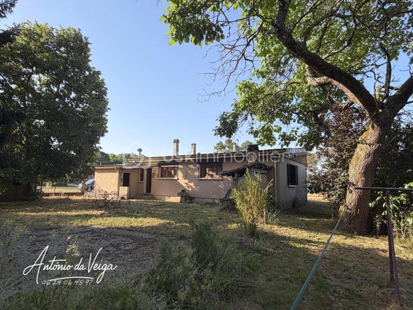 Cette maison de campagne située dans un environnement calme offre un cadre de vie idéal pour ceux qui recherchent espace, nature et tranquillité. Avec ses 3 chambres, ses dépendances, ses deux garages et son terrain d'environ 3 233 m², elle réunit tous les atouts d’une propriété recherchée.
⭐ Points forts de la propriété
•	Maison de campagne spacieuse avec fort potentiel
•	Salon séjour lumineux avec vue dégagée
•	Trois chambres confortables
•	Cuisine indépendante
•	Salle de bain fonctionnelle
•	Buanderie + cave
•	Deux garages, parfaits pour stockage ou atelier
•	Terrain constructible de 3 233 m², idéal pour jardin, loisirs ou projets extérieurs
🏠 Description détaillée de la maison
Cette maison de campagne se distingue par son salon séjour chaleureux, baigné de lumière naturelle. La cuisine indépendante offre de nombreuses possibilités d’aménagement pour créer un espace moderne et convivial.
La partie nuit comprend trois chambres, parfaites pour une famille, un projet locatif ou un espace de télétravail. Les annexes — buanderie, cave et double garage — apportent un confort supplémentaire très recherché.
À l’extérieur, le terrain de 3 233 m² permet d’imaginer un jardin paysager, une terrasse, un potager ou même une piscine selon les envies.