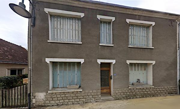 Loché-sur-Indrois (Indre-et-Loire), à vendre MAISON DE BOURG 7 pièces de 150 m² avec jardin et dépendances