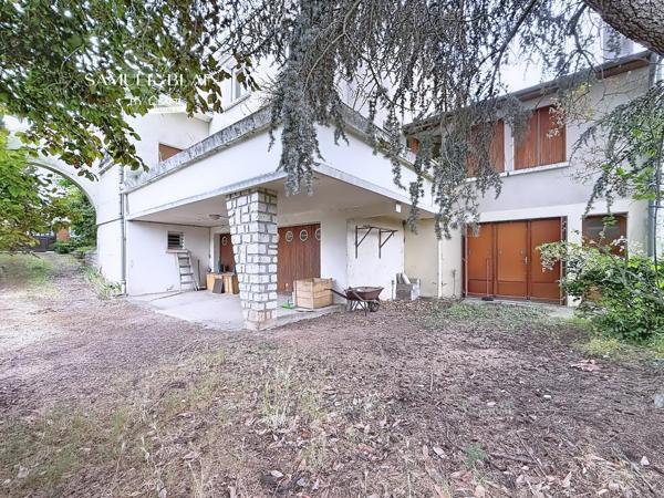 Nouveauté ! Rare pépite rétro idéalement située entre St Hilaire et Bagneux.