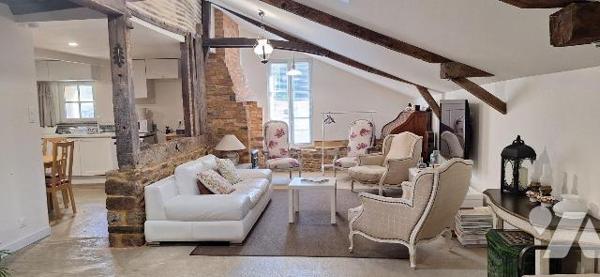 Bâtiment en coeur de bourg comprenant:

- Rez-de-chaussée :  un atelier, un appartement T1 d'...