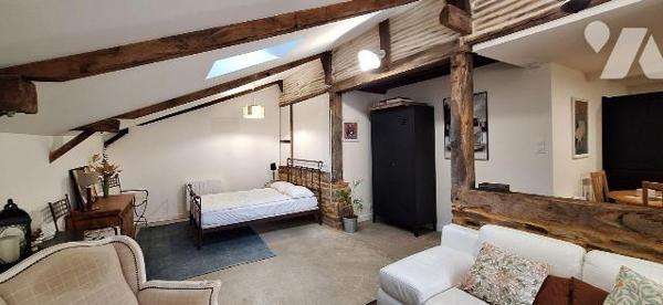 Bâtiment en coeur de bourg comprenant:

- Rez-de-chaussée :  un atelier, un appartement T1 d'...