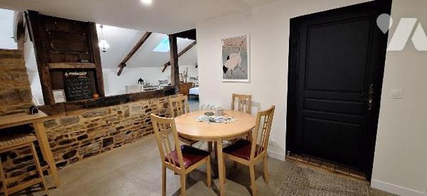Bâtiment en coeur de bourg comprenant:

- Rez-de-chaussée :  un atelier, un appartement T1 d'...