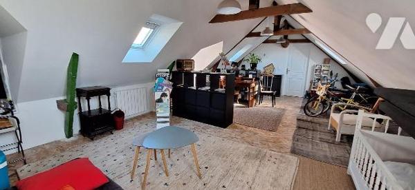 Bâtiment en coeur de bourg comprenant:

- Rez-de-chaussée :  un atelier, un appartement T1 d'...