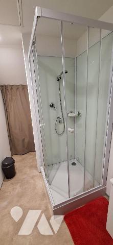 Bâtiment en coeur de bourg comprenant:

- Rez-de-chaussée :  un atelier, un appartement T1 d'...
