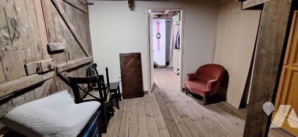 Bâtiment en coeur de bourg comprenant:

- Rez-de-chaussée :  un atelier, un appartement T1 d'...