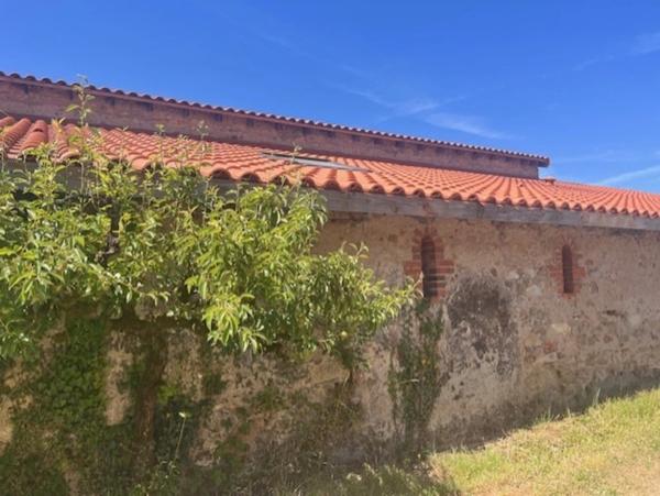 MAULEON, ANCIENNE GRANGE CONVERTIE EN HABITATION, 3 CHAMBRES, JARDIN 1000m², 282000€ FAI