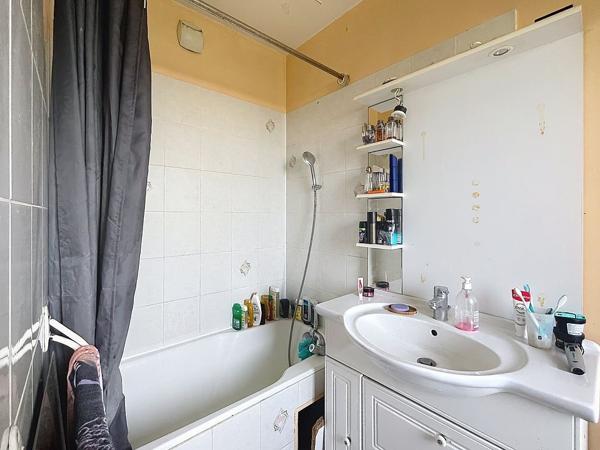 Appartement F2 résidence Calvin avec tennis proche, gare et centre-ville de Chelles