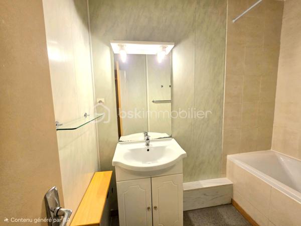 🏠 À VENDRE : T3 LUMINEUX & FONCTIONNEL – BRUGES CENTRE
Emplacement privilégié | Calme absolu | Proche toutes commodités

Situé au cœur de Bruges, dans une résidence des années 70 parfaitement entretenue, découvrez cet appartement de type 3 alliant confort, luminosité et fonctionnalité. Niché au 2ème étage (sans ascenseur), ce bien bénéficie d'une double exposition et d'une vue dégagée, sans aucun vis-à-vis.

✨ Les points forts de l'appartement :
Espace de vie : Une entrée accueillante avec placard intégré menant à un séjour baigné de lumière naturelle.

Cuisine indépendante : Une cuisine fermée, ouvrant sur un balcon privatif. Possibilité d'ouvrir la cuisine sur le séjour. Elle est complétée par un cellier/buanderie attenant, idéal pour le stockage et l'organisation ménagère.

Côté nuit : Deux belles chambres avec placards, dont l'une dispose de son propre balcon, offrant un espace extérieur supplémentaire.

Commodités : Une salle de bain, des WC séparés et de nombreux espaces de rangement pour optimiser chaque mètre carré.

🚗 Annexes & Confort :
Stationnement : Une place de parking privée incluse.

TRAVAUX effectués : Chaudière NEUVE, menuiseries PVC ou ALU double vitrage, volets roulants électriques, garde-corps des balcons récents.

Environnement : Un cadre de vie paisible au sein d'une copropriété à taille humaine.

📍 Localisation idéale :
Profitez d'une vie "tout à pied" ! À deux pas des commerces, des écoles et des transports en commun (Tram E, TER, bus 35, 70, 72). Cet appartement est parfait pour un premier achat ou un investissement locatif serein.

L'avis de l'expert : "Un bien rare sur le secteur par son calme et sa luminosité. La configuration avec cellier et doubles balcons en fait un appartement très pratique au quotidien."

📞 Contactez-moi dès aujourd'hui pour organiser une visite !