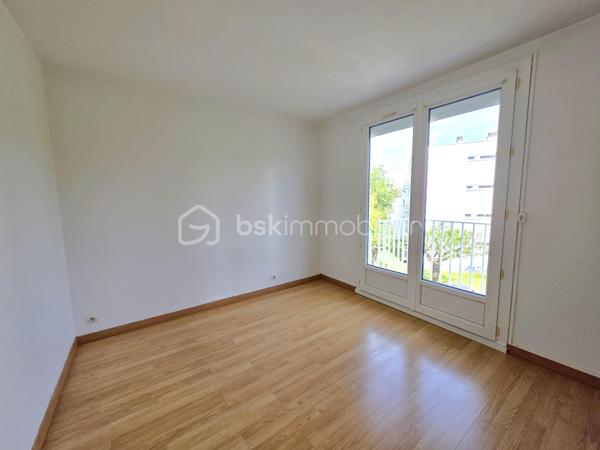 🏠 À VENDRE : T3 LUMINEUX & FONCTIONNEL – BRUGES CENTRE
Emplacement privilégié | Calme absolu | Proche toutes commodités

Situé au cœur de Bruges, dans une résidence des années 70 parfaitement entretenue, découvrez cet appartement de type 3 alliant confort, luminosité et fonctionnalité. Niché au 2ème étage (sans ascenseur), ce bien bénéficie d'une double exposition et d'une vue dégagée, sans aucun vis-à-vis.

✨ Les points forts de l'appartement :
Espace de vie : Une entrée accueillante avec placard intégré menant à un séjour baigné de lumière naturelle.

Cuisine indépendante : Une cuisine fermée, ouvrant sur un balcon privatif. Possibilité d'ouvrir la cuisine sur le séjour. Elle est complétée par un cellier/buanderie attenant, idéal pour le stockage et l'organisation ménagère.

Côté nuit : Deux belles chambres avec placards, dont l'une dispose de son propre balcon, offrant un espace extérieur supplémentaire.

Commodités : Une salle de bain, des WC séparés et de nombreux espaces de rangement pour optimiser chaque mètre carré.

🚗 Annexes & Confort :
Stationnement : Une place de parking privée incluse.

TRAVAUX effectués : Chaudière NEUVE, menuiseries PVC ou ALU double vitrage, volets roulants électriques, garde-corps des balcons récents.

Environnement : Un cadre de vie paisible au sein d'une copropriété à taille humaine.

📍 Localisation idéale :
Profitez d'une vie "tout à pied" ! À deux pas des commerces, des écoles et des transports en commun (Tram E, TER, bus 35, 70, 72). Cet appartement est parfait pour un premier achat ou un investissement locatif serein.

L'avis de l'expert : "Un bien rare sur le secteur par son calme et sa luminosité. La configuration avec cellier et doubles balcons en fait un appartement très pratique au quotidien."

📞 Contactez-moi dès aujourd'hui pour organiser une visite !