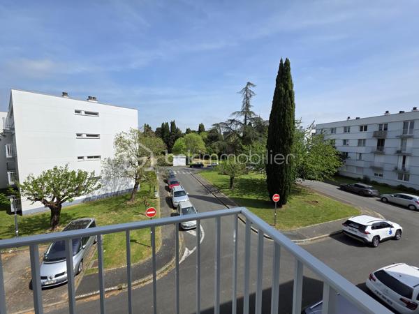 🏠 À VENDRE : T3 LUMINEUX & FONCTIONNEL – BRUGES CENTRE
Emplacement privilégié | Calme absolu | Proche toutes commodités

Situé au cœur de Bruges, dans une résidence des années 70 parfaitement entretenue, découvrez cet appartement de type 3 alliant confort, luminosité et fonctionnalité. Niché au 2ème étage (sans ascenseur), ce bien bénéficie d'une double exposition et d'une vue dégagée, sans aucun vis-à-vis.

✨ Les points forts de l'appartement :
Espace de vie : Une entrée accueillante avec placard intégré menant à un séjour baigné de lumière naturelle.

Cuisine indépendante : Une cuisine fermée, ouvrant sur un balcon privatif. Possibilité d'ouvrir la cuisine sur le séjour. Elle est complétée par un cellier/buanderie attenant, idéal pour le stockage et l'organisation ménagère.

Côté nuit : Deux belles chambres avec placards, dont l'une dispose de son propre balcon, offrant un espace extérieur supplémentaire.

Commodités : Une salle de bain, des WC séparés et de nombreux espaces de rangement pour optimiser chaque mètre carré.

🚗 Annexes & Confort :
Stationnement : Une place de parking privée incluse.

TRAVAUX effectués : Chaudière NEUVE, menuiseries PVC ou ALU double vitrage, volets roulants électriques, garde-corps des balcons récents.

Environnement : Un cadre de vie paisible au sein d'une copropriété à taille humaine.

📍 Localisation idéale :
Profitez d'une vie "tout à pied" ! À deux pas des commerces, des écoles et des transports en commun (Tram E, TER, bus 35, 70, 72). Cet appartement est parfait pour un premier achat ou un investissement locatif serein.

L'avis de l'expert : "Un bien rare sur le secteur par son calme et sa luminosité. La configuration avec cellier et doubles balcons en fait un appartement très pratique au quotidien."

📞 Contactez-moi dès aujourd'hui pour organiser une visite !