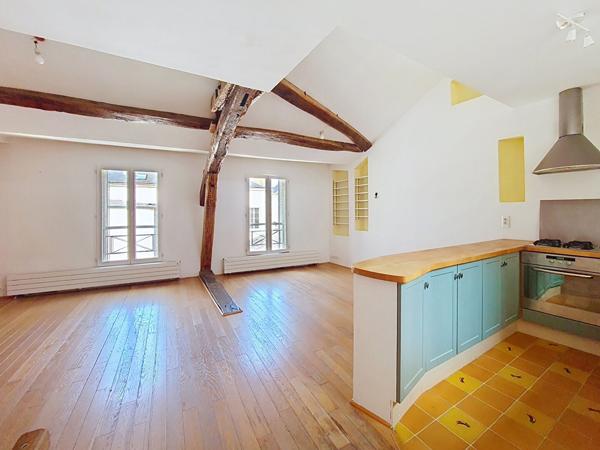 ORLEANS CATHEDRALE - DUPLEX AVEC TERRASSE PRIVEE - PETITE COPROPRIETE - LUMINEUX - CHARME