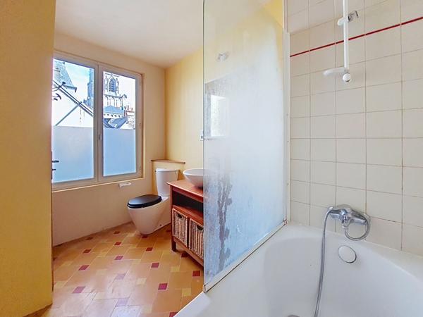 ORLEANS CATHEDRALE - DUPLEX AVEC TERRASSE PRIVEE - PETITE COPROPRIETE - LUMINEUX - CHARME