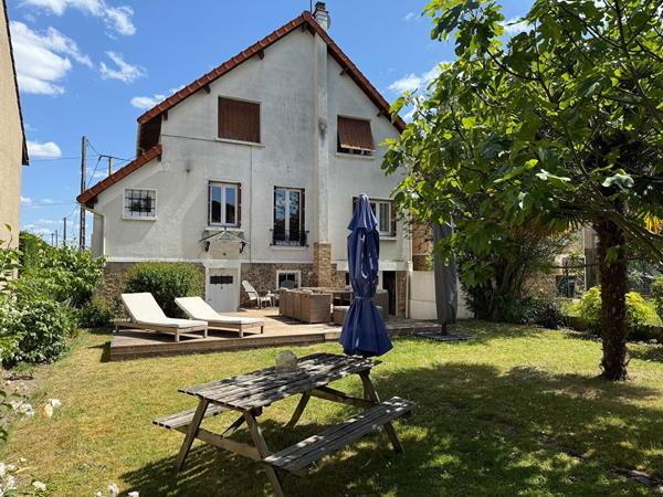 UNE MAISON DE FAMILLE AU CALME, COMME À LA CAMPAGNE, JARDIN & CLIMATISATION RÉVERSIBLE