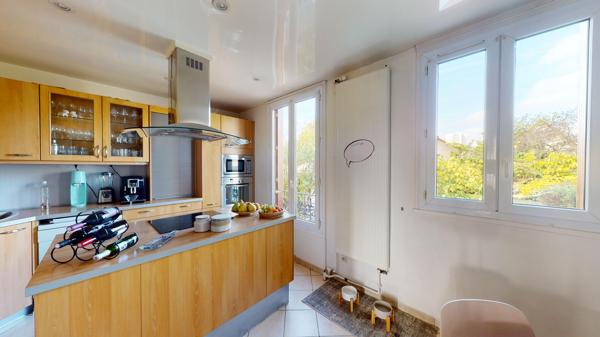 UNE MAISON DE FAMILLE AU CALME, COMME À LA CAMPAGNE, JARDIN & CLIMATISATION RÉVERSIBLE