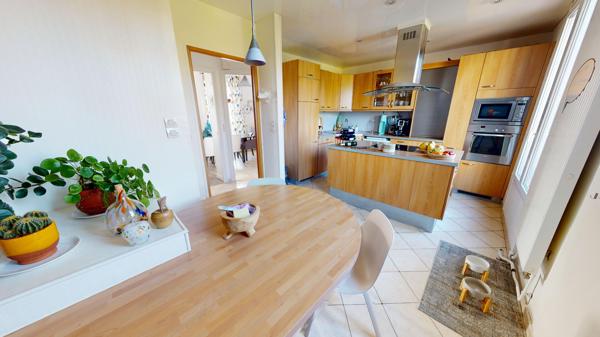 UNE MAISON DE FAMILLE AU CALME, COMME À LA CAMPAGNE, JARDIN & CLIMATISATION RÉVERSIBLE