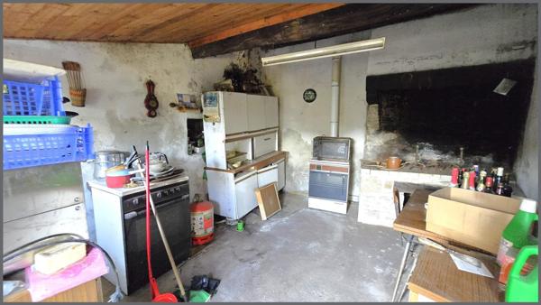 Maison en pierres et dépendances dans un  hameau proche toutes commodités