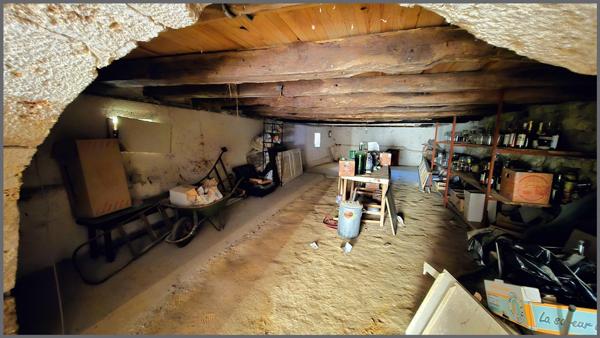 Maison en pierres et dépendances dans un  hameau proche toutes commodités