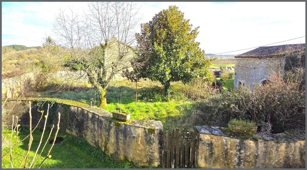 Maison en pierres et dépendances dans un  hameau proche toutes commodités