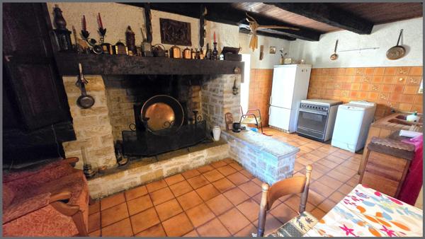 Maison en pierres et dépendances dans un  hameau proche toutes commodités