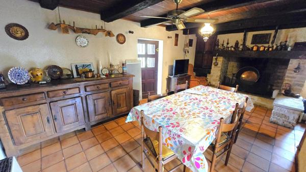 Maison en pierres et dépendances dans un  hameau proche toutes commodités