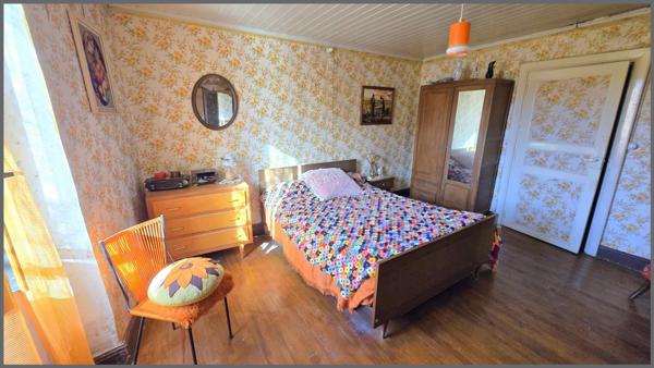 Maison en pierres et dépendances dans un  hameau proche toutes commodités