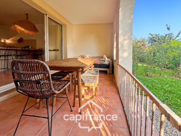 Appartement de 42 m2 rénové, avec jardin, climatisé, une chambre, une chambre cabine, une buanderie, un salle d'eau, loggia terrasse, place de parking
