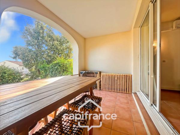 Appartement de 42 m2 rénové, avec jardin, climatisé, une chambre, une chambre cabine, une buanderie, un salle d'eau, loggia terrasse, place de parking