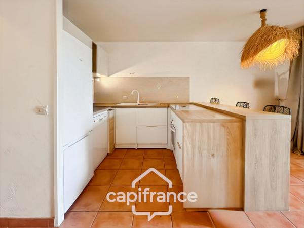 Appartement de 42 m2 rénové, avec jardin, climatisé, une chambre, une chambre cabine, une buanderie, un salle d'eau, loggia terrasse, place de parking