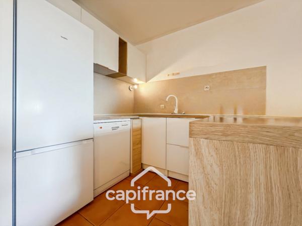 Appartement de 42 m2 rénové, avec jardin, climatisé, une chambre, une chambre cabine, une buanderie, un salle d'eau, loggia terrasse, place de parking